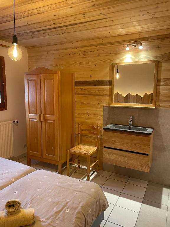 Postel nebo postele na pokoji v ubytování La Savoyarde