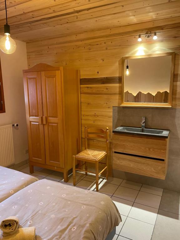 Postel nebo postele na pokoji v ubytování La Savoyarde
