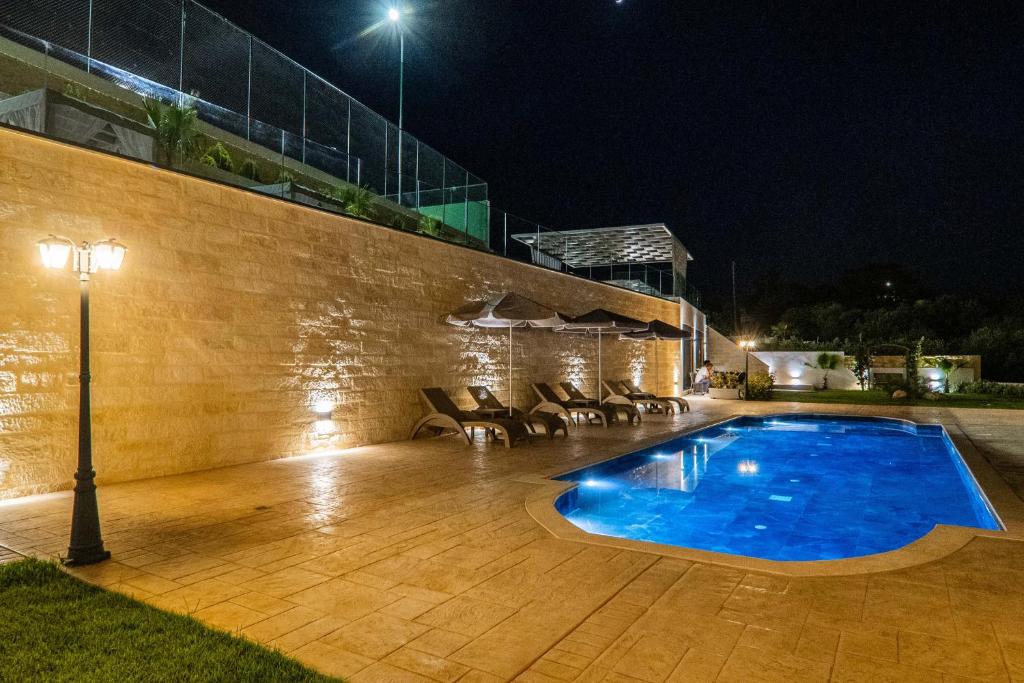 Bazén v ubytování Amour Relax Hotel nebo v jeho okolí