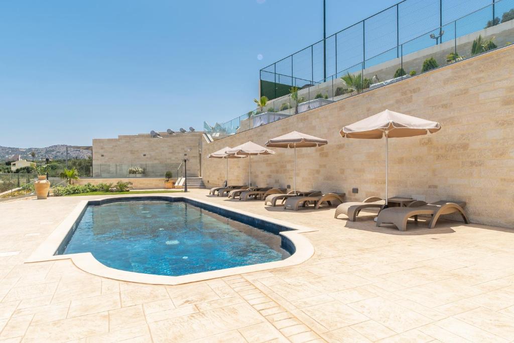 Bazén v ubytování Amour Relax Hotel nebo v jeho okolí