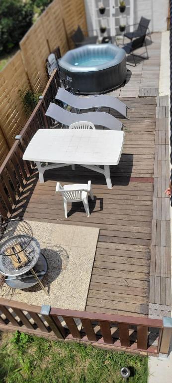une vue aérienne d'une terrasse avec des bancs et une piscine dans l'établissement Appartement-1- prive, terrasse, parking et jardin, au Boulou