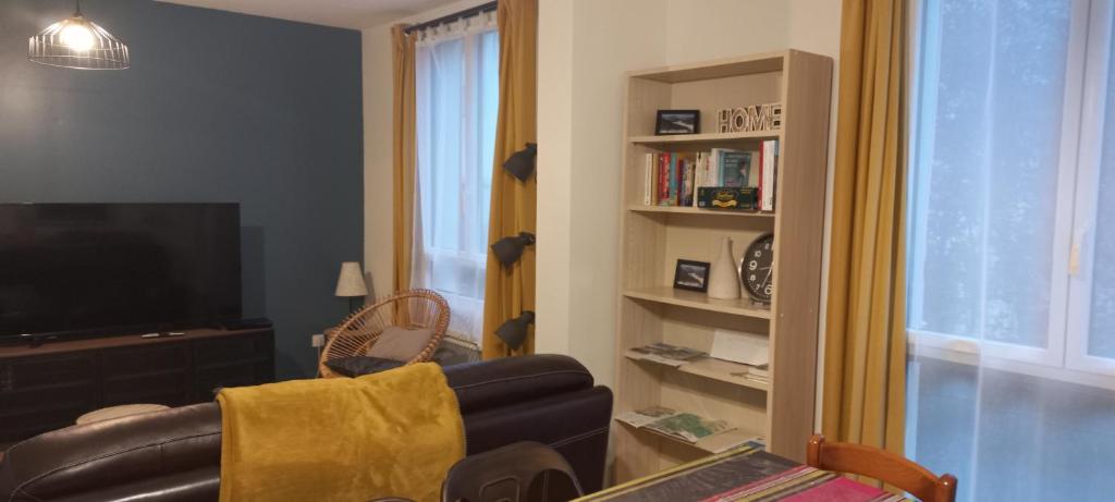 Televiisor ja/või meelelahutuskeskus majutusasutuses Chalet du Doumet - Appart LUZ centre - parking et garage individuel ferme - draps et serviettes inclus