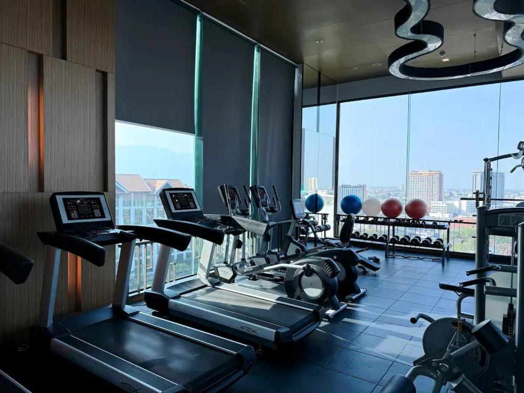 Fitness centrum a/nebo fitness zařízení v ubytování The Astra Luxury Condo in Town