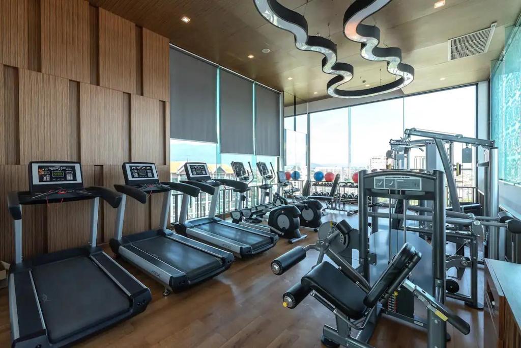 Fitness centrum a/nebo fitness zařízení v ubytování The Astra Luxury Condo in Town