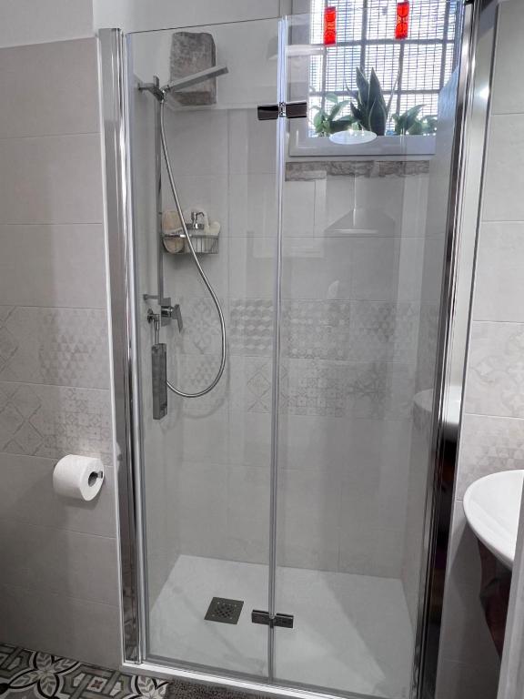 A bathroom at La Cantina Guest House