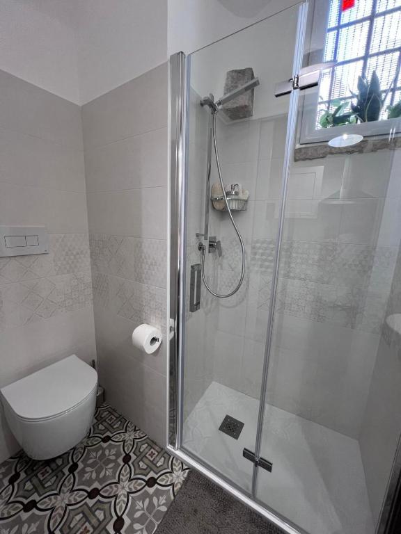 A bathroom at La Cantina Guest House