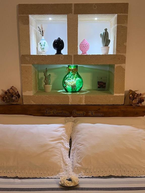 A bed or beds in a room at La Cantina Guest House