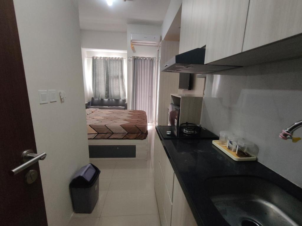 Kuchyň nebo kuchyňský kout v ubytování Sleep Room transpark Cibubur