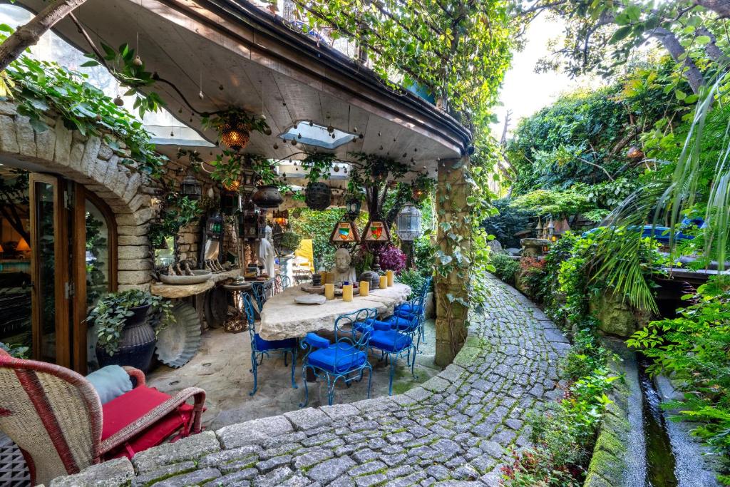 un patio in pietra con un tavolo e sedie blu di L'unique a Goult