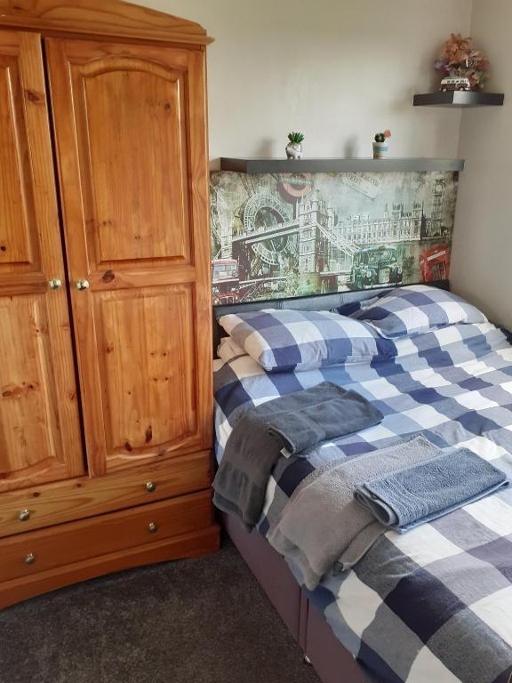 Double bedroom sleeps 1 or 2 with back garden view - Doppelzimmer Mit Gartenblick