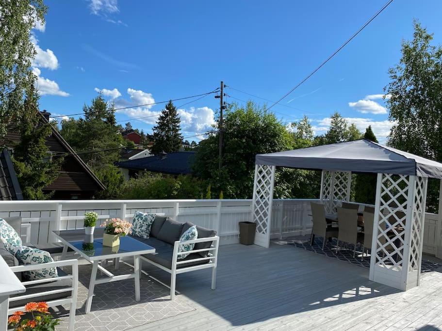 En balkon eller terrasse på Flott enebolig, med 3 soverom og 2 bad, med kort vei til sentrum