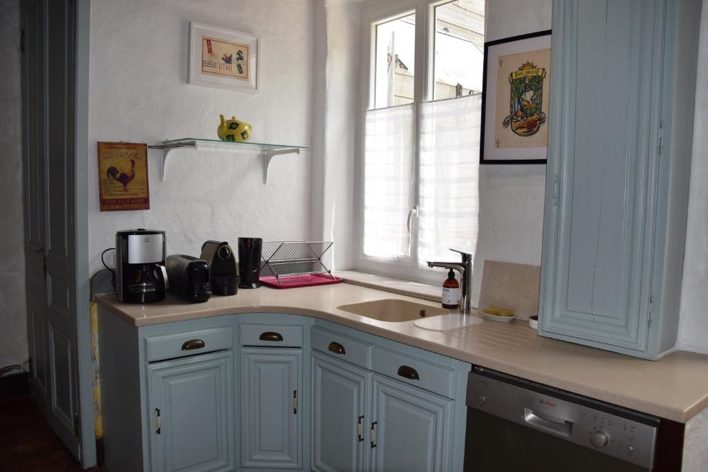 Kuchyň nebo kuchyňský kout v ubytování Charme authentique à Corbas - Authentic Charm in Corbas - 120m2 of Comfort-6 personnes