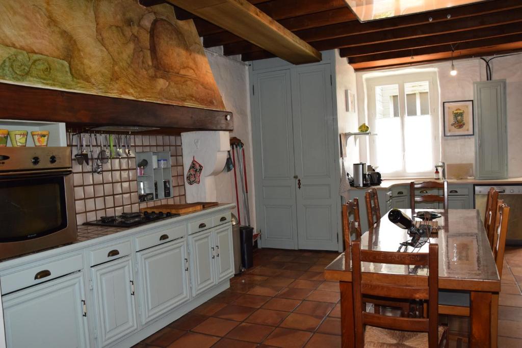 Kuchyň nebo kuchyňský kout v ubytování Charme authentique à Corbas - Authentic Charm in Corbas - 120m2 of Comfort-6 personnes