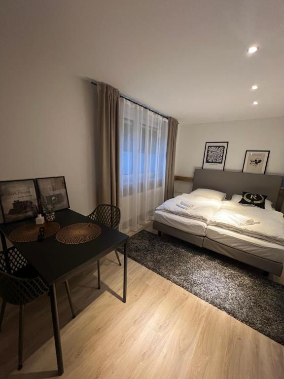 Postel nebo postele na pokoji v ubytování Alpha Rooms