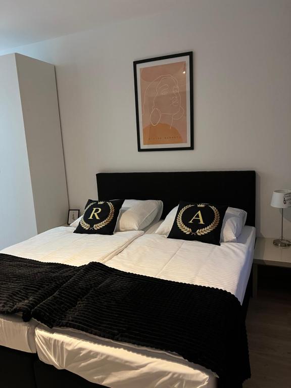 Postel nebo postele na pokoji v ubytování Alpha Rooms