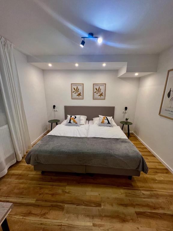 Postel nebo postele na pokoji v ubytování Alpha Rooms
