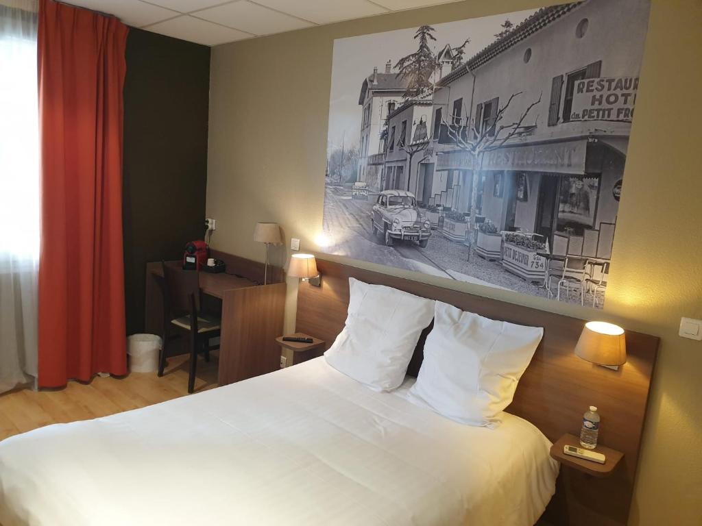 Postel nebo postele na pokoji v ubytování Logis Hôtels et restaurant La Pause Rn7