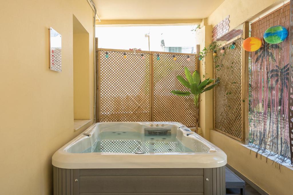 Kúpeľňa v ubytovaní Athens Country House - Heated Jacuzzi - free bikes
