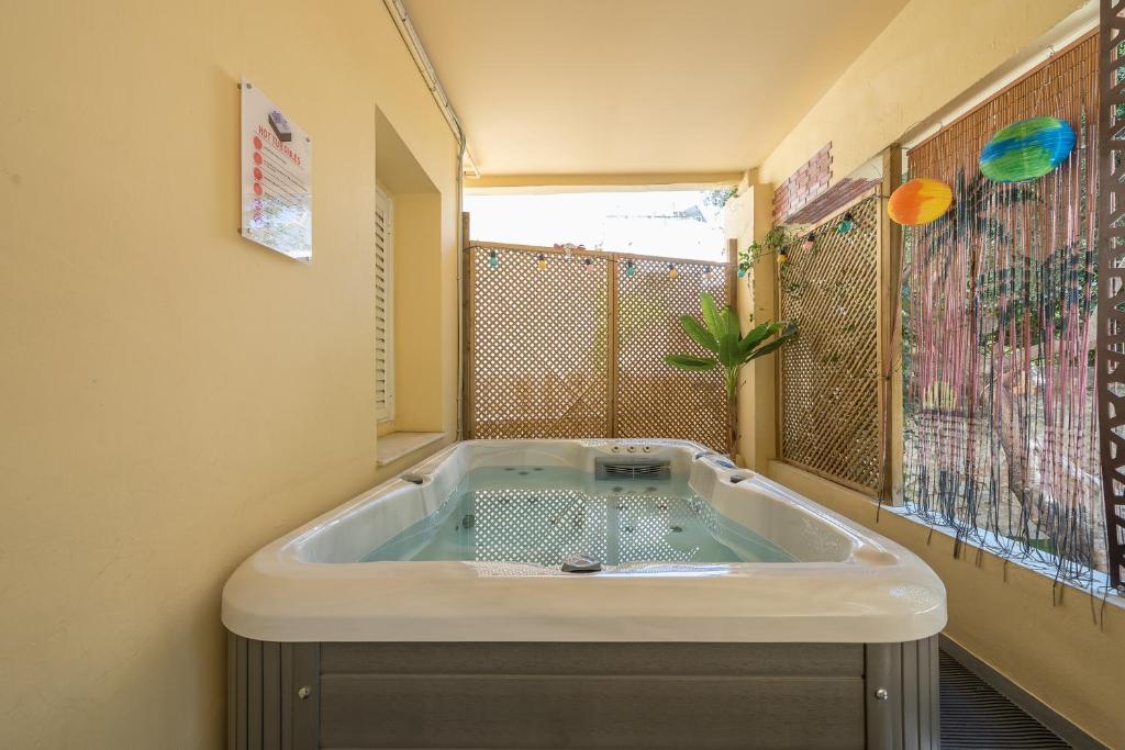 Fotografia z galérie ubytovania Athens Country House - Heated Jacuzzi - free bikes v Aténach