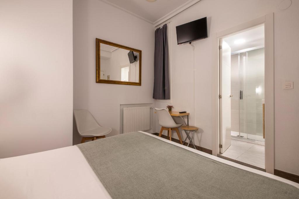 Cama o camas de una habitación en Pensión Donostiarra