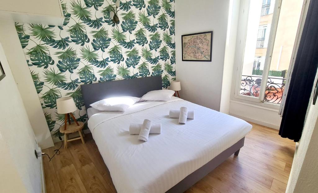 une chambre avec un lit avec deux serviettes dessus dans l'établissement All new charming 1br hyper centre with balcony and AC, à Nice