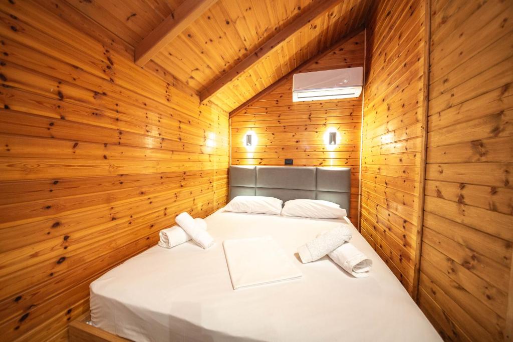 Postel nebo postele na pokoji v ubytování Lodges Shen Nikolla