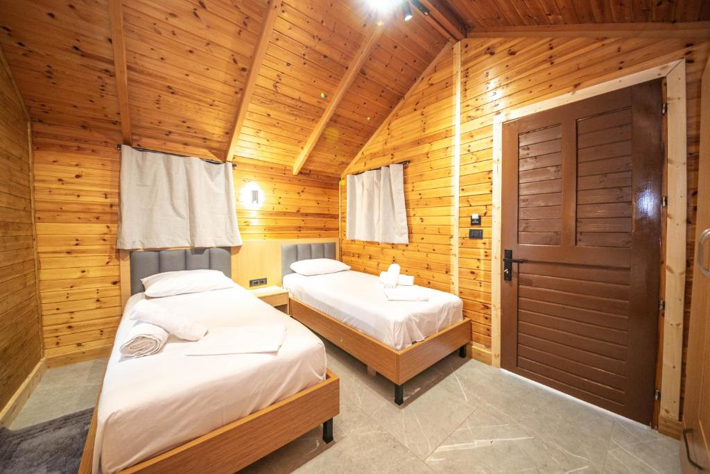Postel nebo postele na pokoji v ubytování Lodges Shen Nikolla