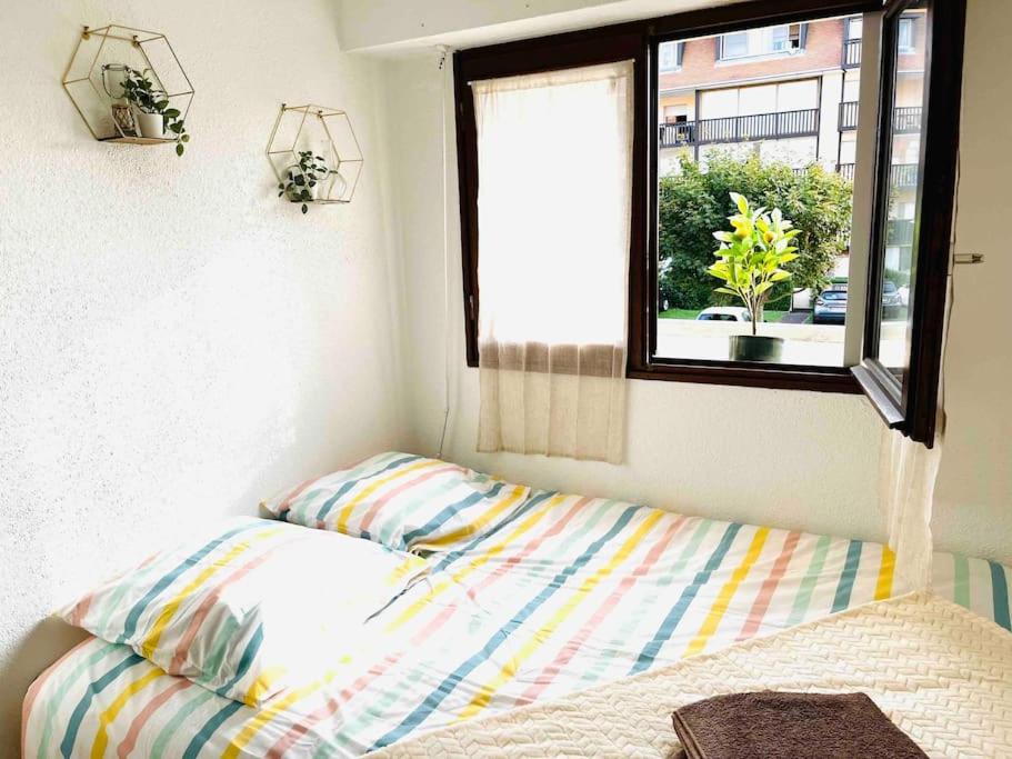 une chambre avec un lit et une fenêtre dans l'établissement Le Petit Méridien, à Villers-sur-Mer