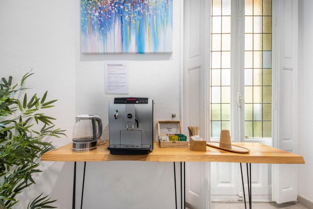 Utensilios para hacer té y café en Pensión Donostiarra