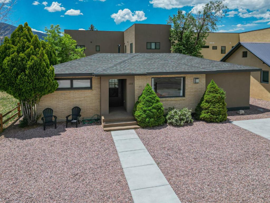 Spacious 4 bedroom house close to everything! - Housity