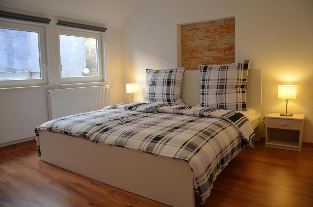een slaapkamer met een bed met 2 kussens erop bij Ferienwohnungen Neckarblick - Heidelberg Altstadt in Heidelberg