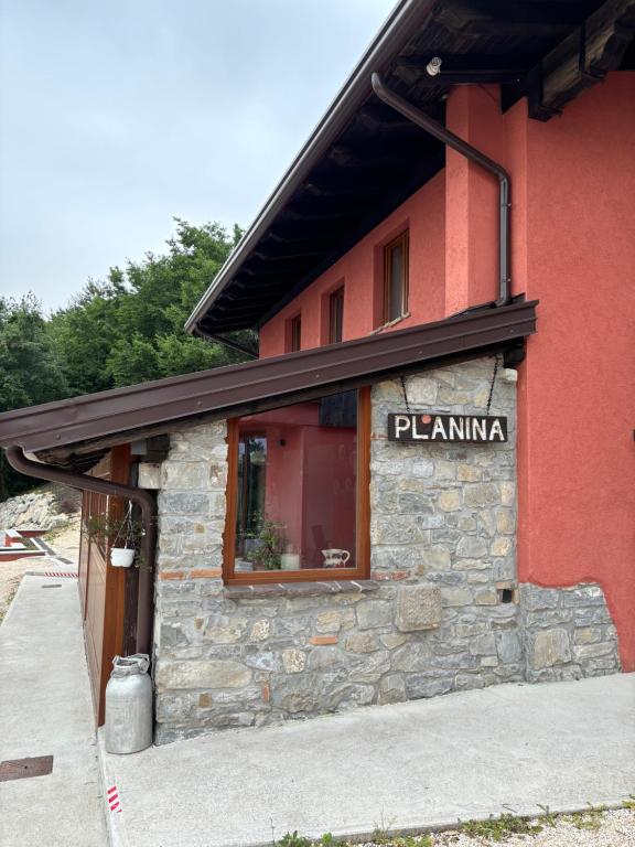 ein Gebäude mit einem Schild an der Seite in der Unterkunft La planina in Prepotto