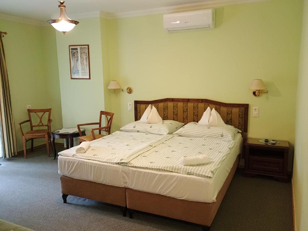 Giường trong phòng chung tại Melinda Villa