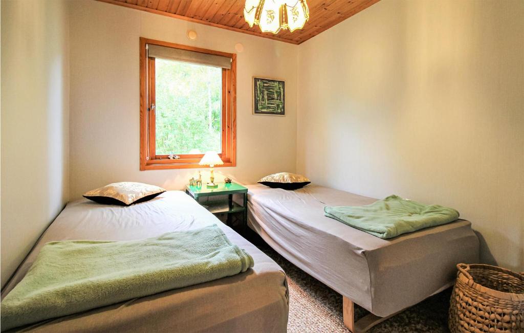 Postel nebo postele na pokoji v ubytování 4 Bedroom Beautiful Home In Perstorp