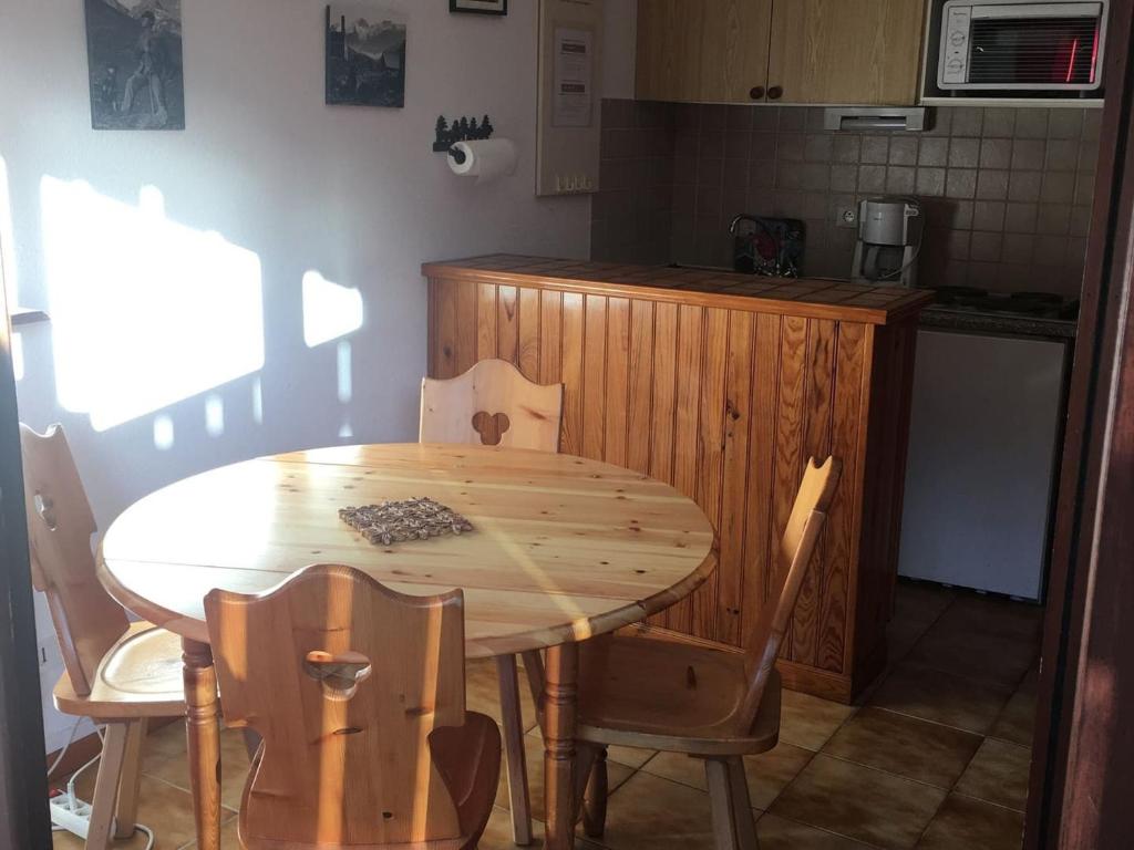 - une table et des chaises en bois dans la cuisine dans l'établissement Studio Chaleureux 3 Pers. avec Balcon Expo Sud/Ouest, Proche Navettes et Village - FR-1-676-114, à Châtel