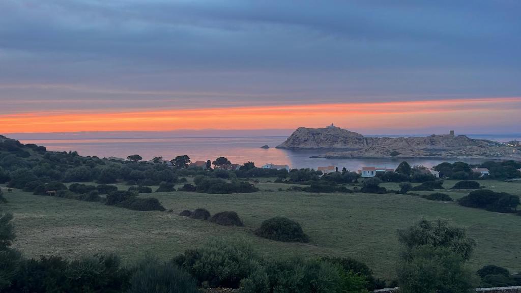 Photo de la galerie de l'établissement Appartement vue mer, à LʼÎle-Rousse