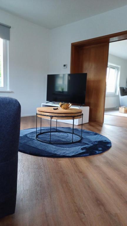 TV a/nebo společenská místnost v ubytování Ruhige Stadtwohnung, 107 m2