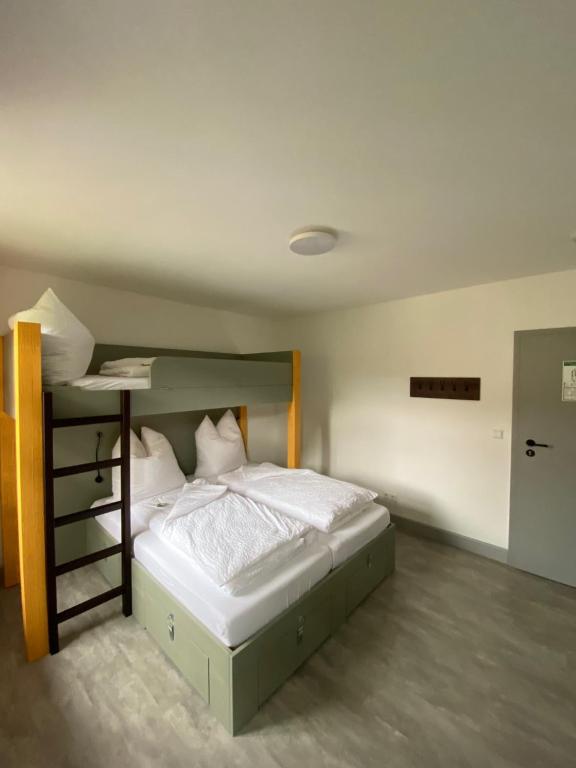 Postel nebo postele na pokoji v ubytování Hostel Balingen