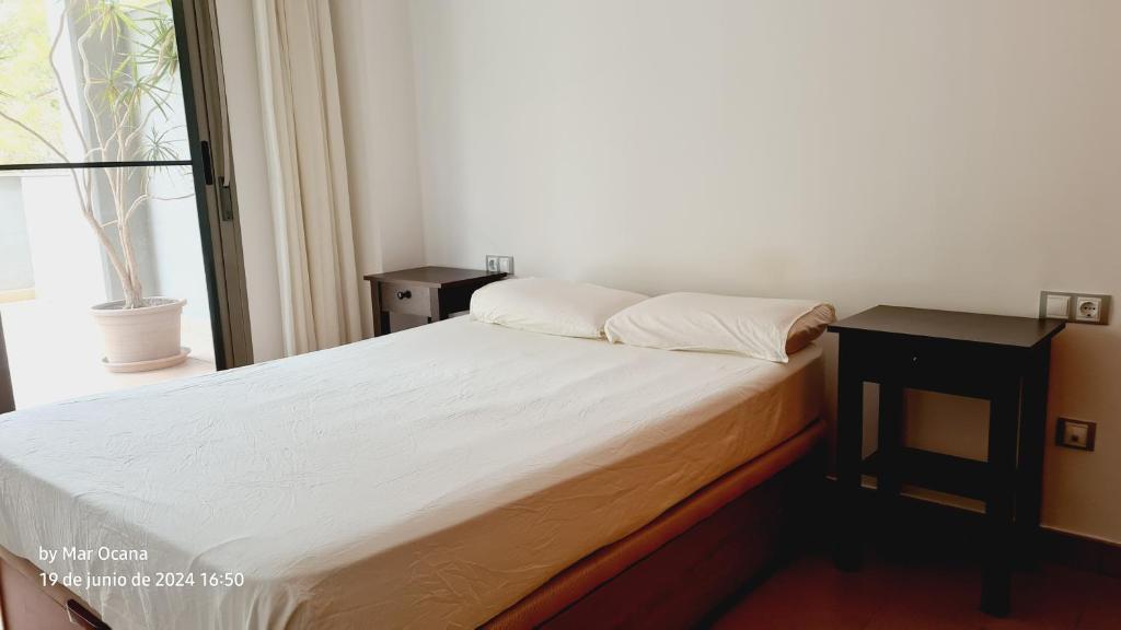 1 dormitorio con 1 cama con mesita de noche y ventana en Alcossebre village 2, en Alcossebre