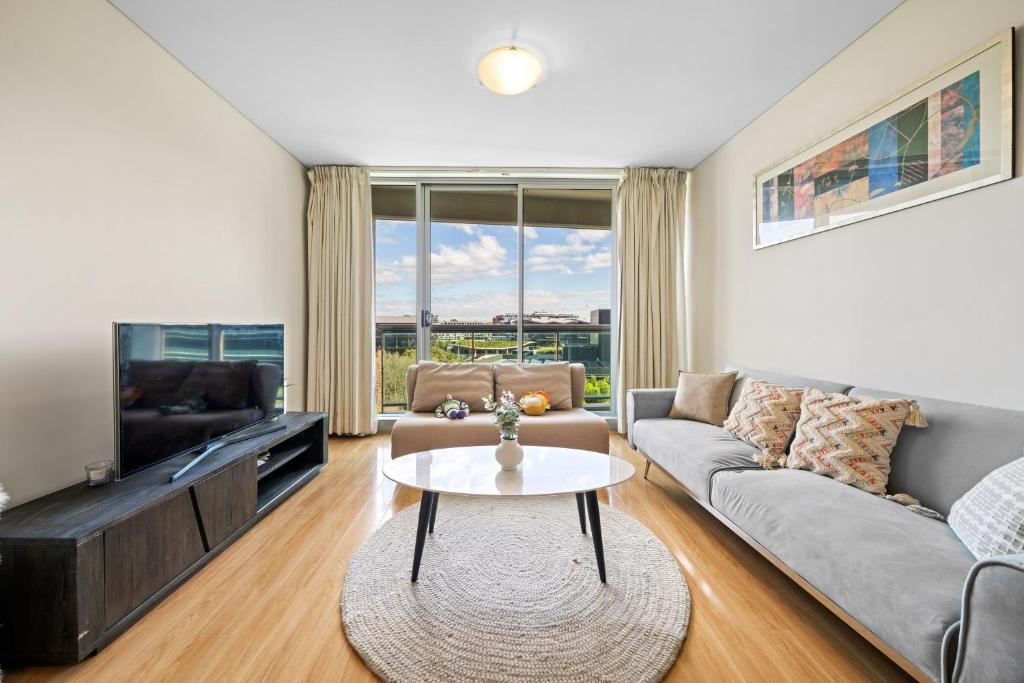 una sala de estar con un sofá y una mesa en Central CBD 3BR Apt & DarlingHabour&Chinatown-2 mins walk, en Sídney