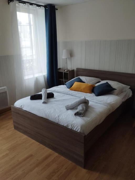 une chambre avec un grand lit avec des serviettes dessus dans l'établissement Appartement T1 place Kéruscun, à Brest