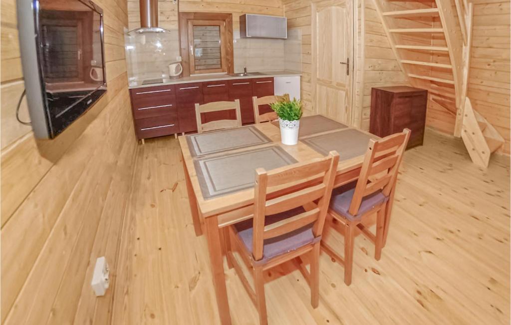Kuchyňa alebo kuchynka v ubytovaní Cozy Home In Jaroslawiec With Wifi