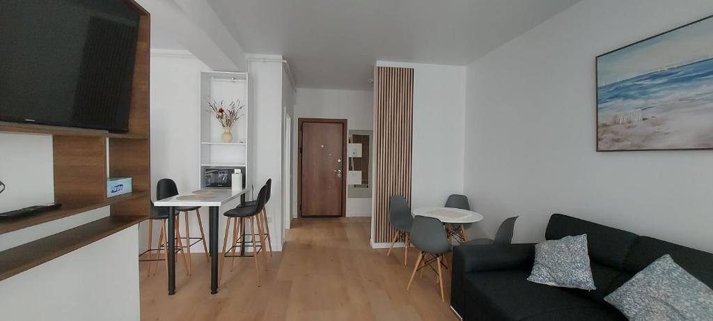 a living room with a couch and a table at Apartament Derys in Năvodari