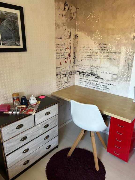 a bedroom with a desk and a white chair at Einzelzimmer Nürnberg Fischbach in Nürnberg