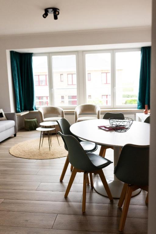 a living room with a table and chairs at 2-slaapkamer app. Middelkerke in Middelkerke