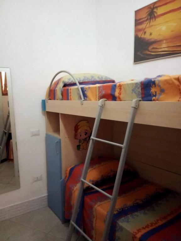 Palanda nebo palandy na pokoji v ubytování Casa Danero "U dabassu" - Centro storico di Carloforte