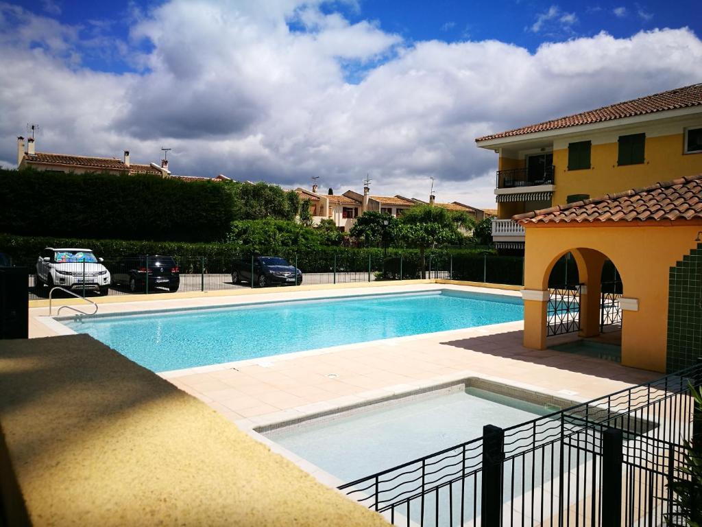 une piscine devant une maison dans l'établissement Appartement Mandelieu la Napoule, à Mandelieu-la-Napoule