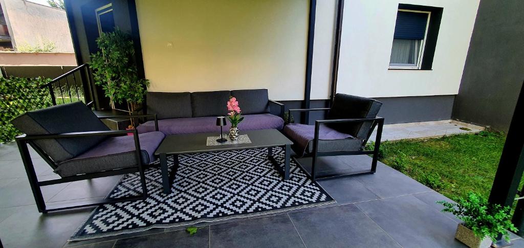 Blue Diamond **** - 16