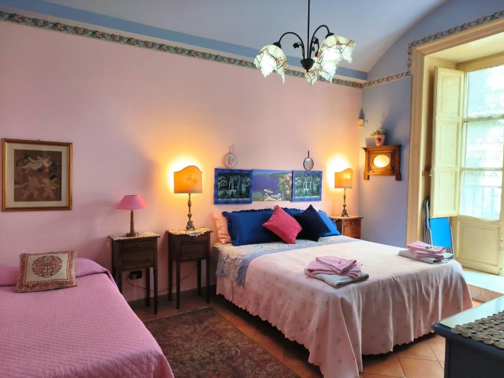 Łóżko lub łóżka w pokoju w obiekcie Vittorio Emanuele Rooms di Prinzi
