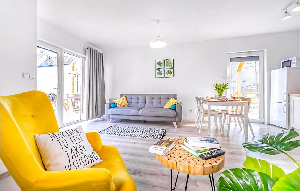 Posedenie v ubytovaní 2 Bedroom Beautiful Home In Nowecin